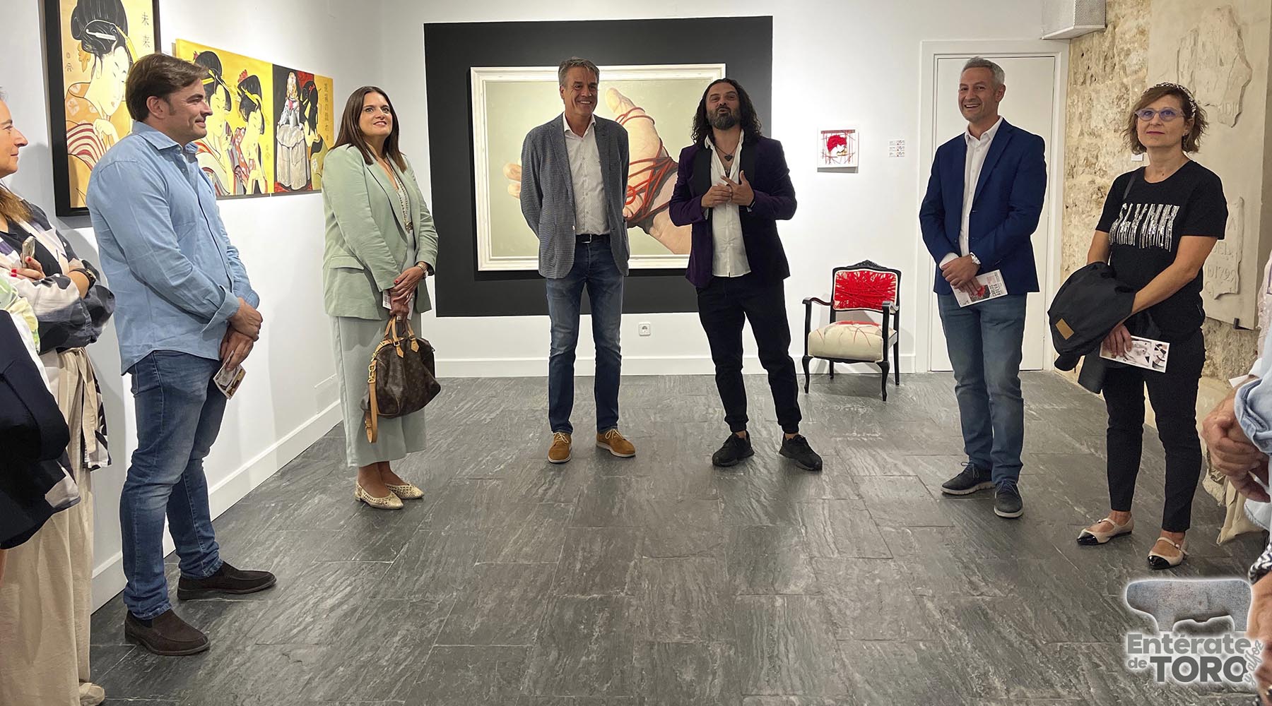El artista toresano Carlos Adeva inaugura su última exposición, “Encuentros” 1 Autoridades