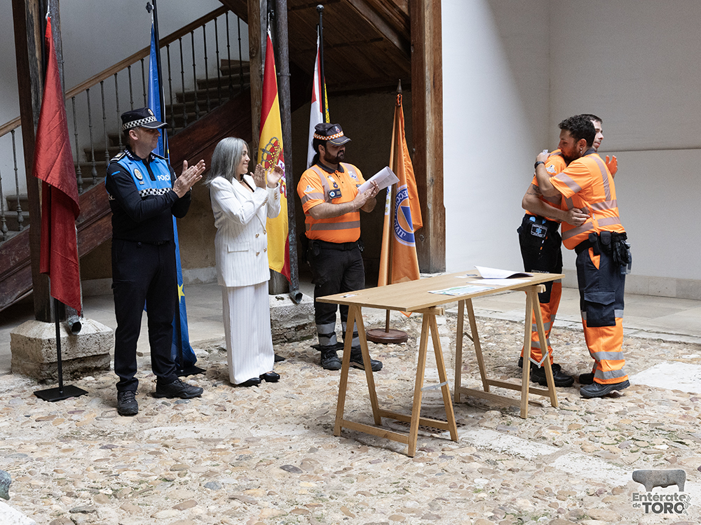 Antonio Domingo “Samba” recoge el Diploma de Honor otorgado por Protección Civil Toro 3 Acto 1