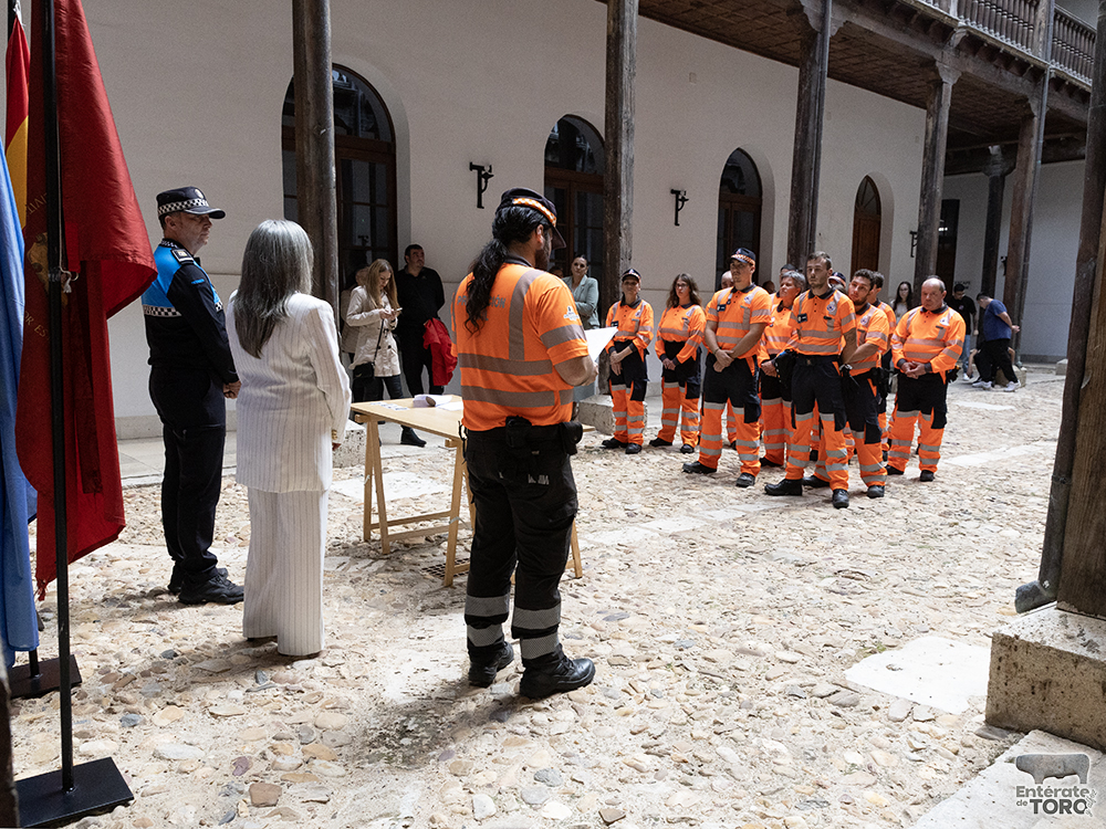 Antonio Domingo “Samba” recoge el Diploma de Honor otorgado por Protección Civil Toro 1 Acto 2