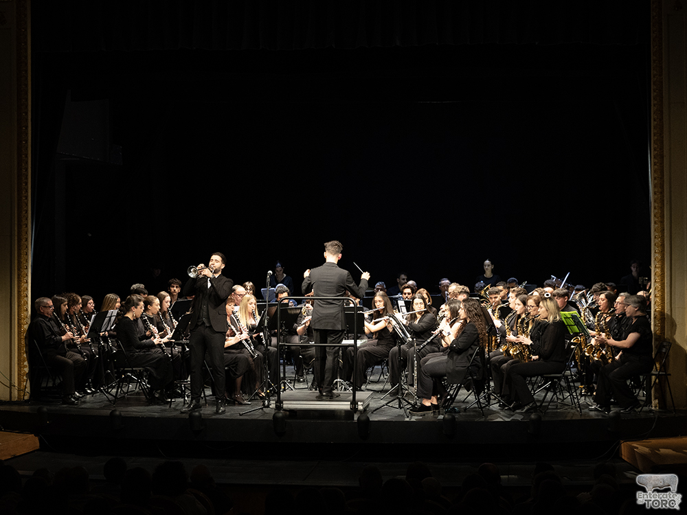 Concierto inolvidable de Rubén Simeó junto con La Banda de Música de la Lira en el Teatro Latorre 1 Simeo y La Lira 1