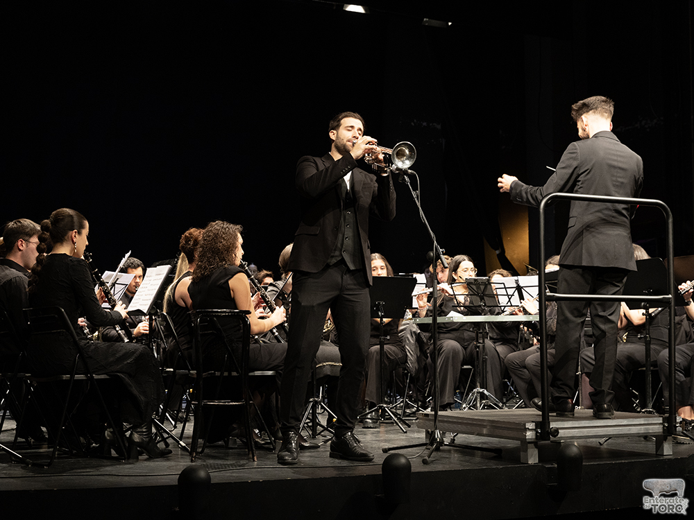 Concierto inolvidable de Rubén Simeó junto con La Banda de Música de la Lira en el Teatro Latorre 4 Simeo y La Lira 4