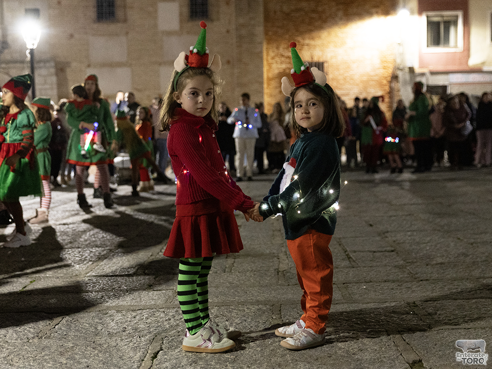 La Plaza Mayor de Toro llena para presenciar el esperado encendido de las luces navideñas 1 Navidad 24 25 1