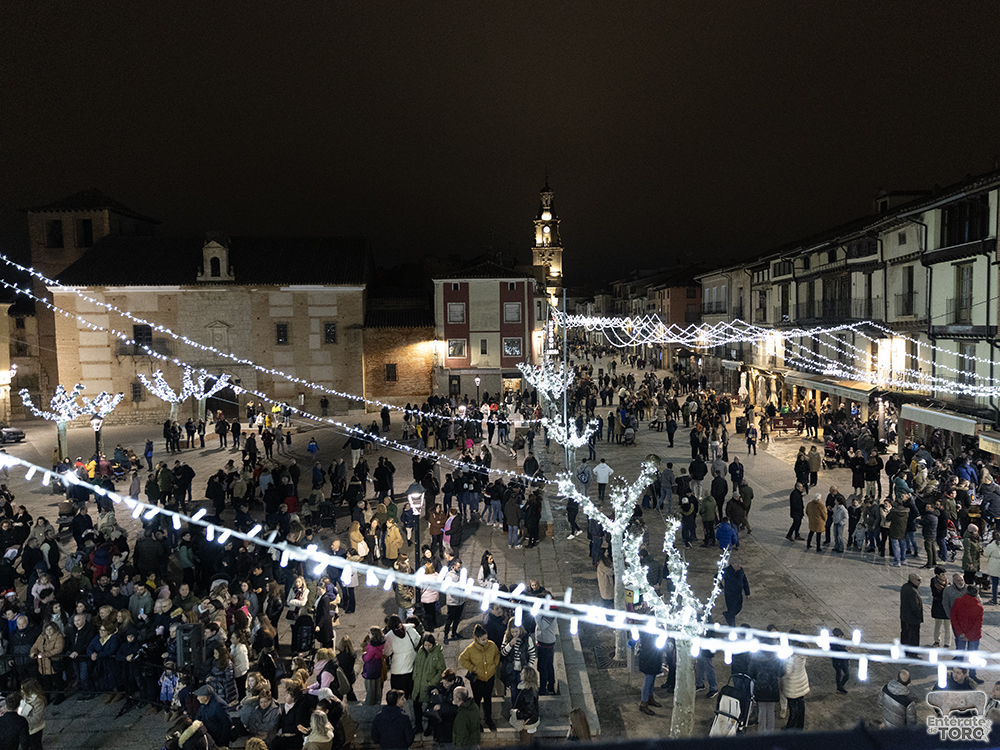 La Plaza Mayor de Toro llena para presenciar el esperado encendido de las luces navideñas 10 Navidad 24 25 10
