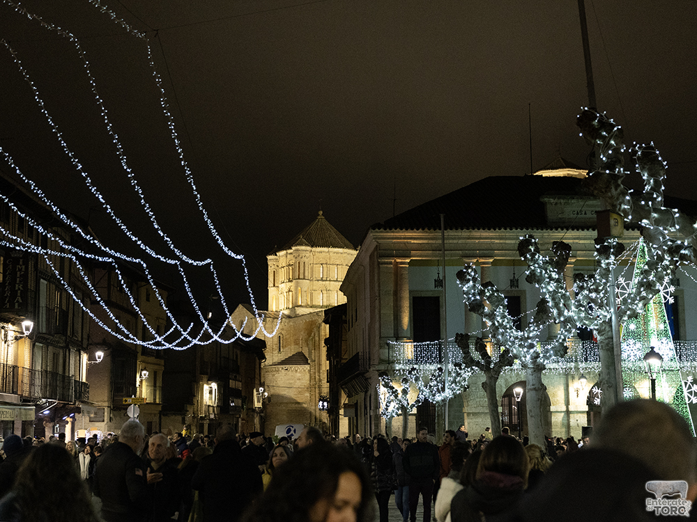 La Plaza Mayor de Toro llena para presenciar el esperado encendido de las luces navideñas 12 Navidad 24 25 12