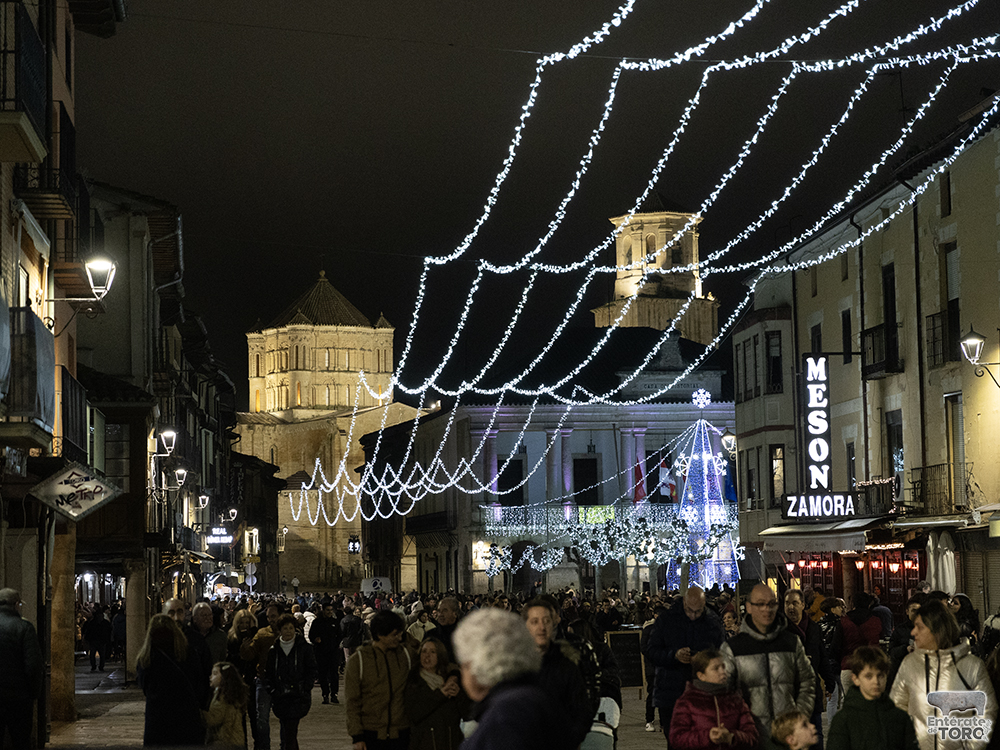 La Plaza Mayor de Toro llena para presenciar el esperado encendido de las luces navideñas 13 Navidad 24 25 13
