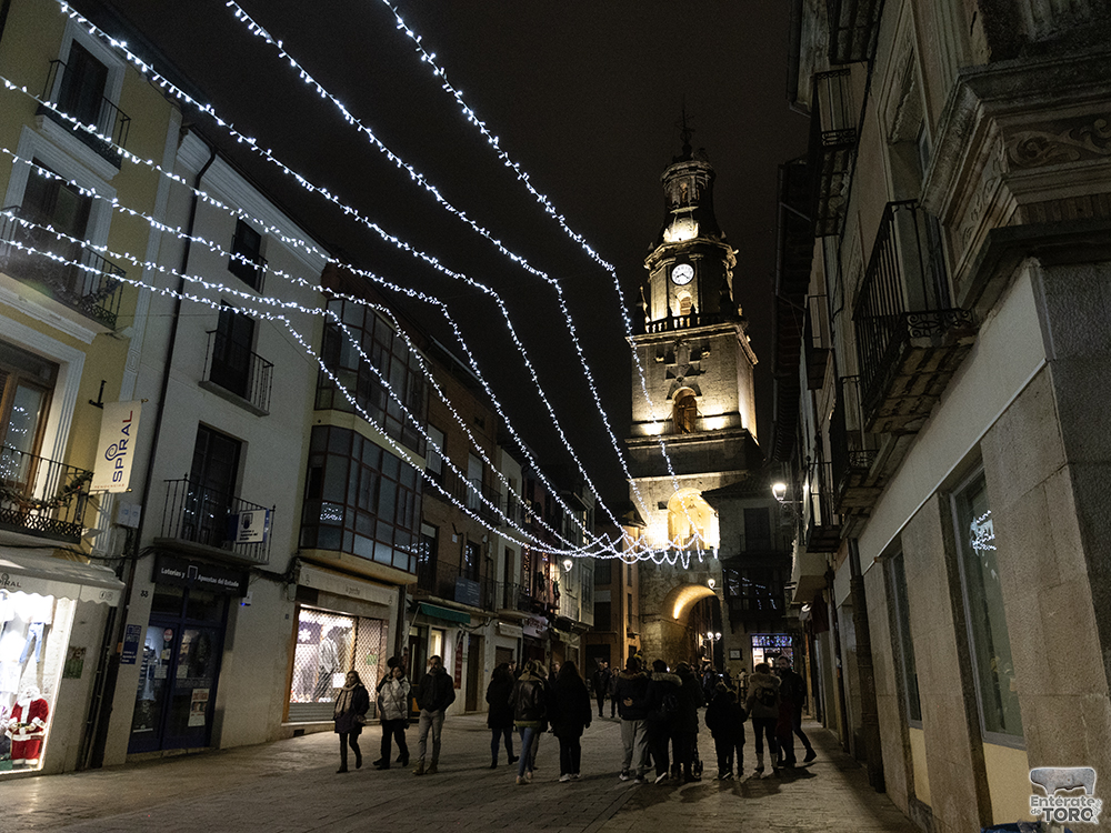 La Plaza Mayor de Toro llena para presenciar el esperado encendido de las luces navideñas 14 Navidad 24 25 14