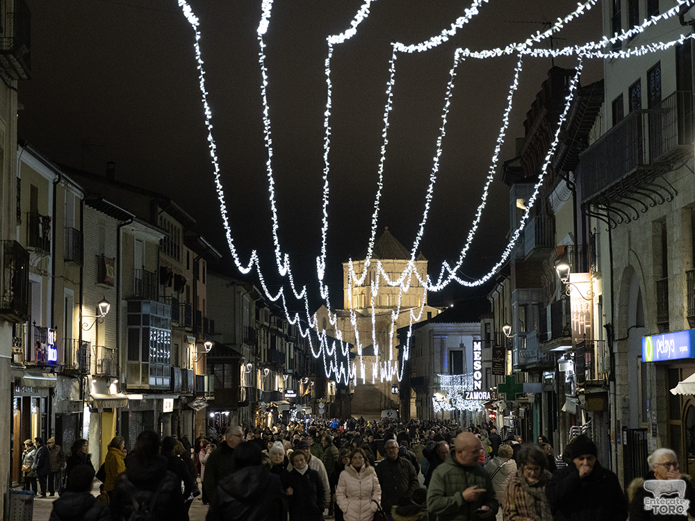 La Plaza Mayor de Toro llena para presenciar el esperado encendido de las luces navideñas 15 Navidad 24 25 15