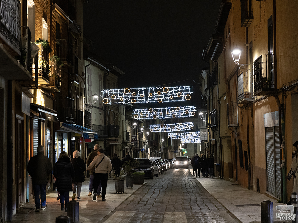 La Plaza Mayor de Toro llena para presenciar el esperado encendido de las luces navideñas 16 Navidad 24 25 16