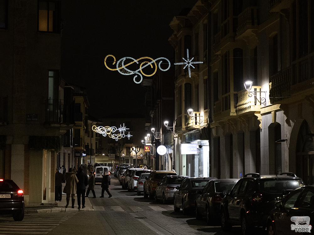 La Plaza Mayor de Toro llena para presenciar el esperado encendido de las luces navideñas 18 Navidad 24 25 18