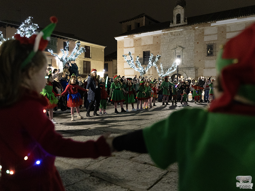 La Plaza Mayor de Toro llena para presenciar el esperado encendido de las luces navideñas 3 Navidad 24 25 3