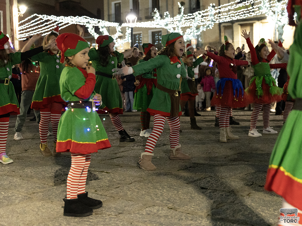La Plaza Mayor de Toro llena para presenciar el esperado encendido de las luces navideñas 4 Navidad 24 25 4