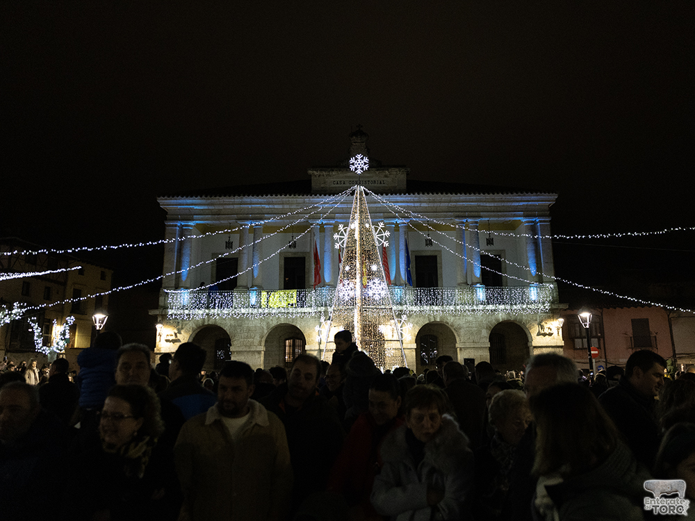 La Plaza Mayor de Toro llena para presenciar el esperado encendido de las luces navideñas 5 Navidad 24 25 5