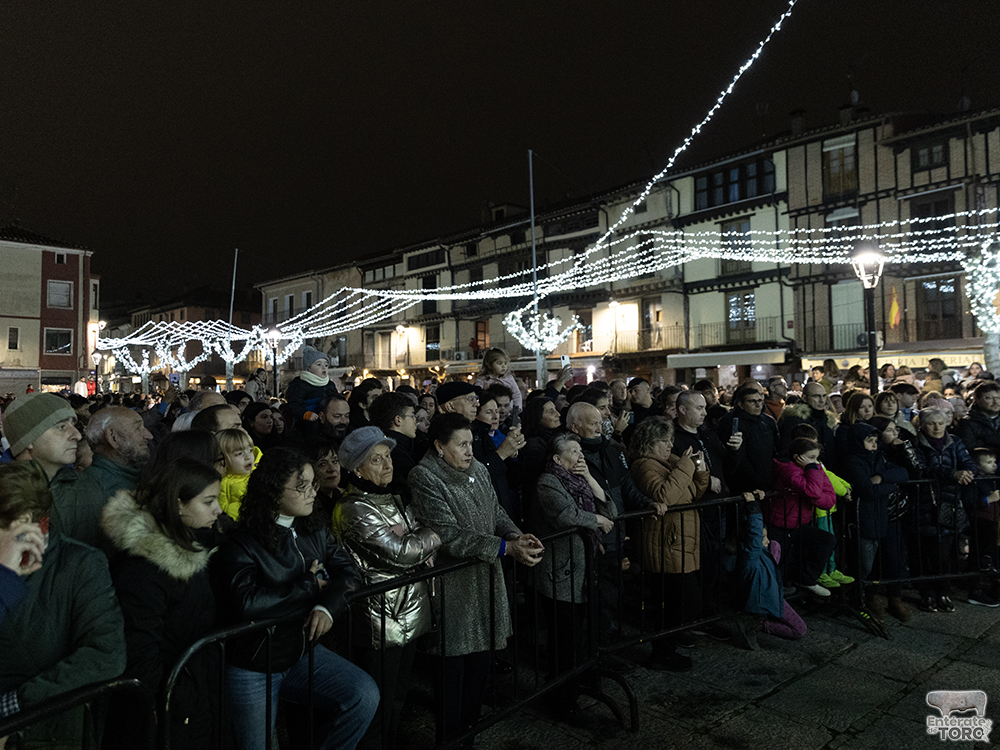 La Plaza Mayor de Toro llena para presenciar el esperado encendido de las luces navideñas 6 Navidad 24 25 6