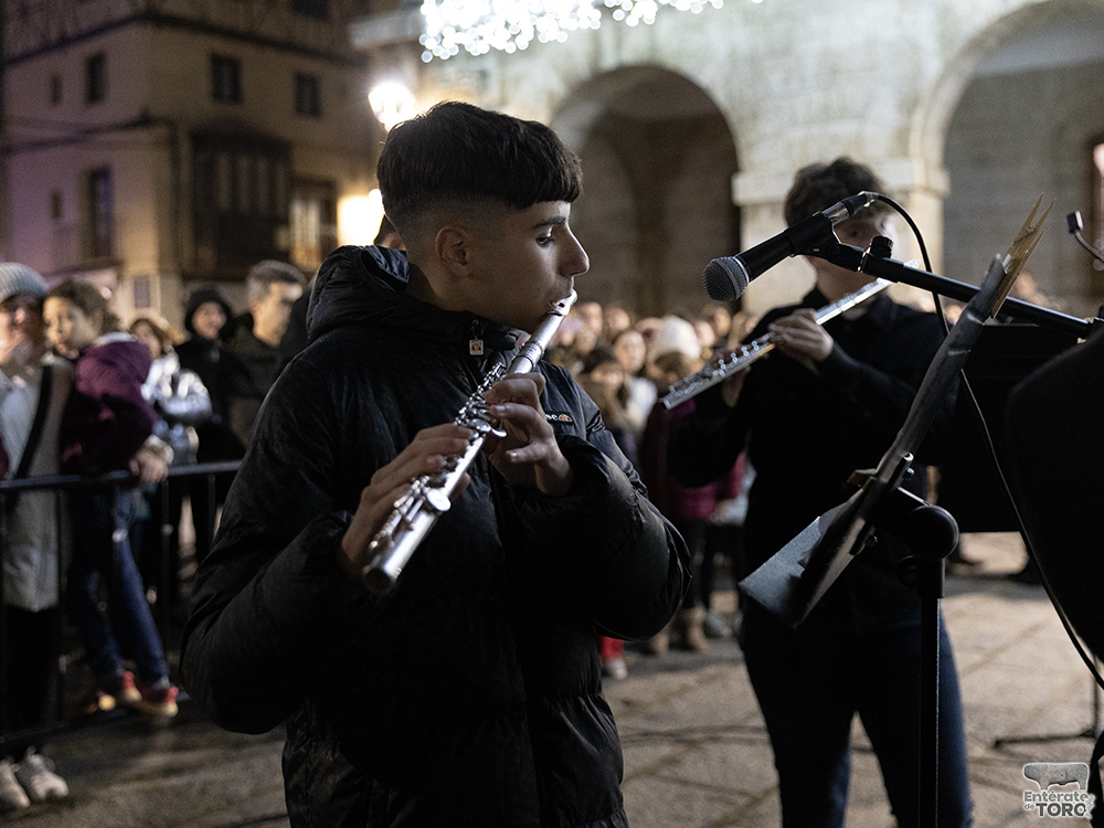 La Plaza Mayor de Toro llena para presenciar el esperado encendido de las luces navideñas 7 Navidad 24 25 7