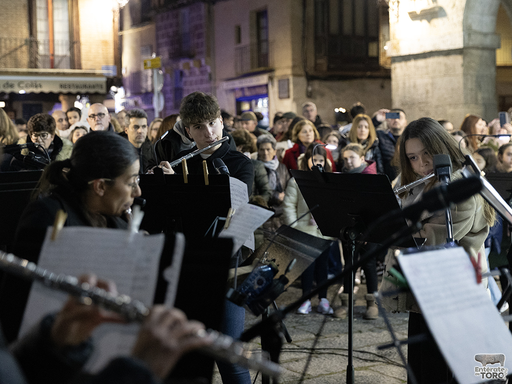 La Plaza Mayor de Toro llena para presenciar el esperado encendido de las luces navideñas 8 Navidad 24 25 8