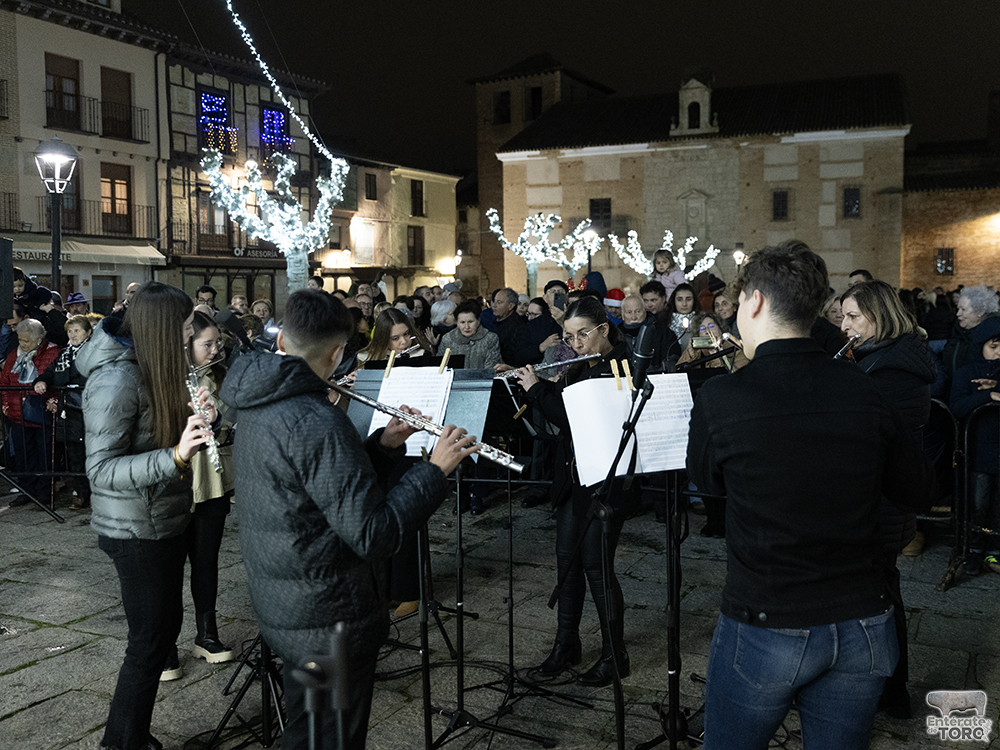 La Plaza Mayor de Toro llena para presenciar el esperado encendido de las luces navideñas 9 Navidad 24 25 9