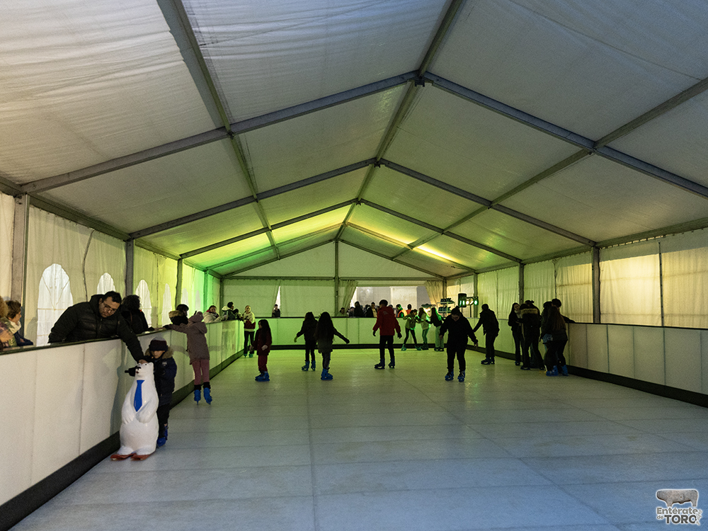 Inaugurada la pista de patinaje de la Plaza Mayor 4 Navidad Toro 3