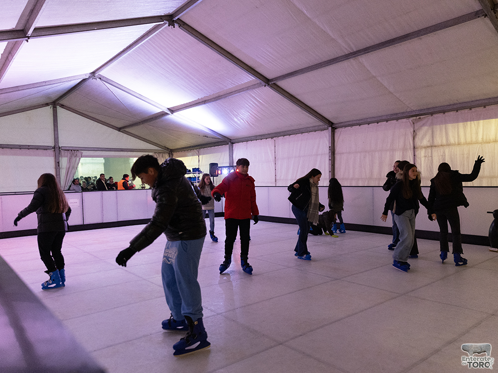 Inaugurada la pista de patinaje de la Plaza Mayor 5 Navidad Toro 4