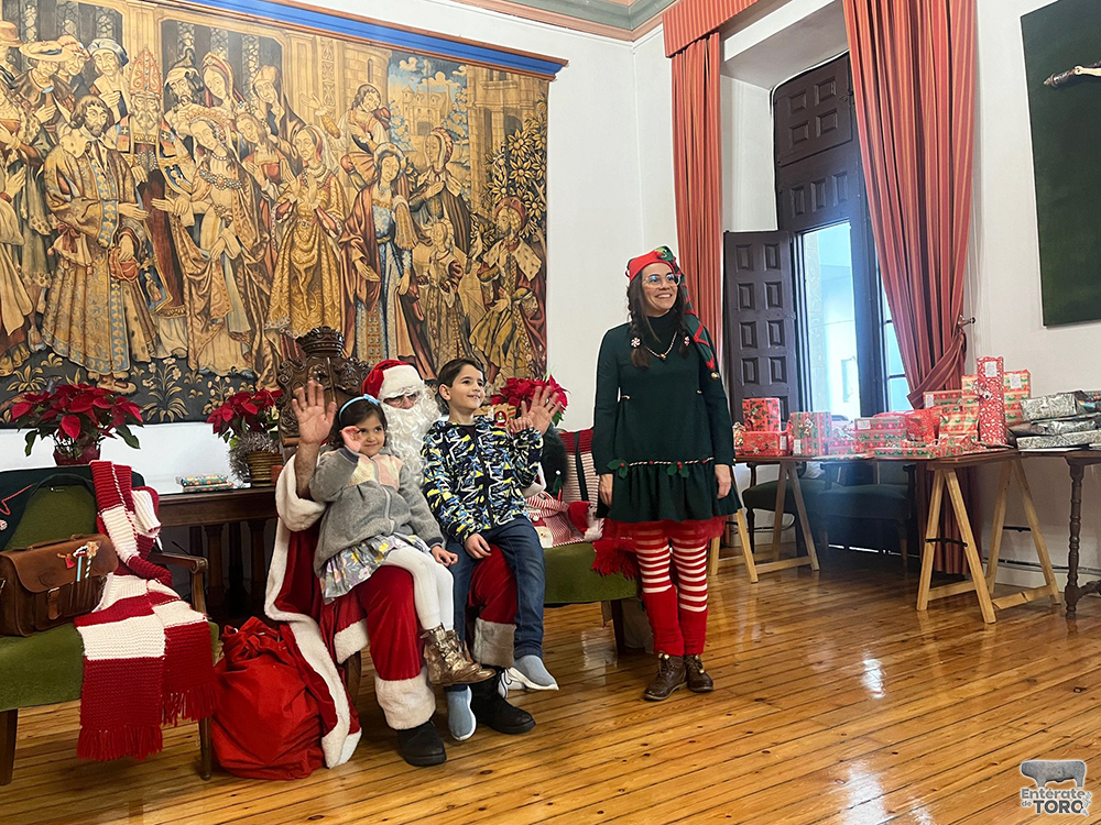 Papá Noel y sus ayudantes deslumbran a los más pequeños con una mágica acogida en el Ayuntamiento 1 Visita de Papa Noel 1