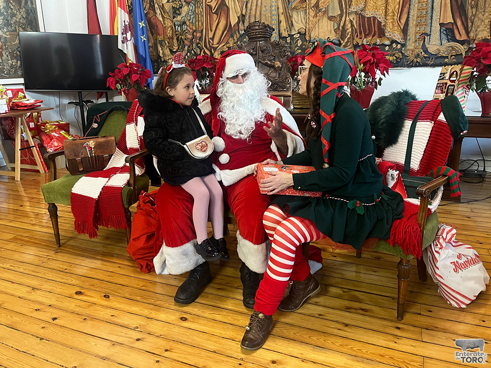 Papá Noel y sus ayudantes deslumbran a los más pequeños con una mágica acogida en el Ayuntamiento 10 Visita de Papa Noel 10