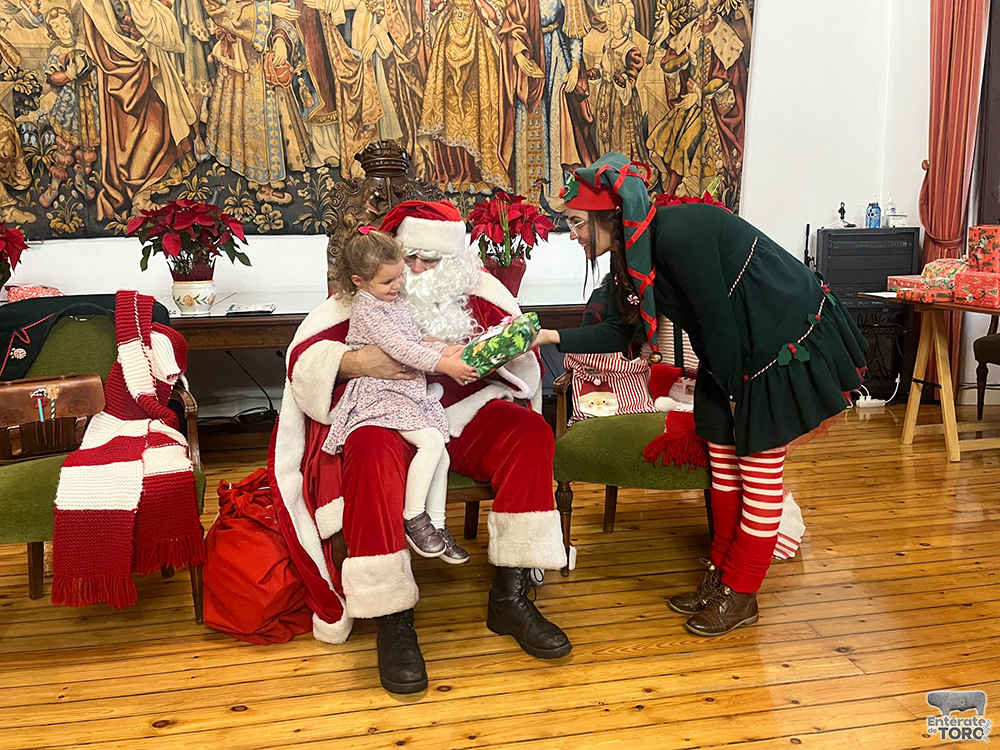 Papá Noel y sus ayudantes deslumbran a los más pequeños con una mágica acogida en el Ayuntamiento 11 Visita de Papa Noel 11
