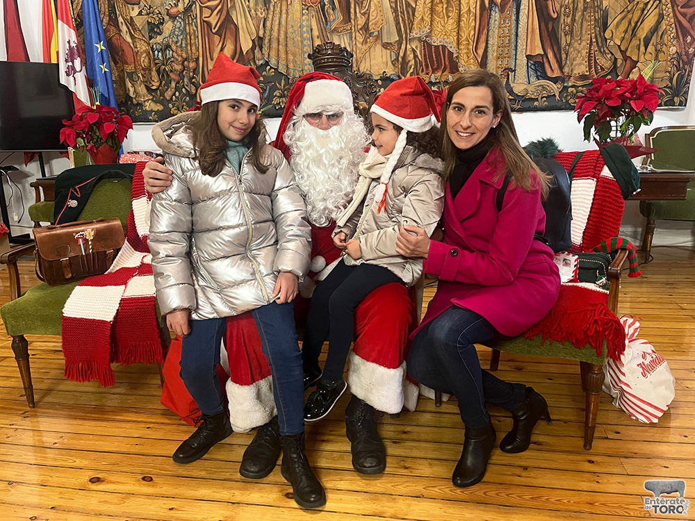Papá Noel y sus ayudantes deslumbran a los más pequeños con una mágica acogida en el Ayuntamiento 12 Visita de Papa Noel 12
