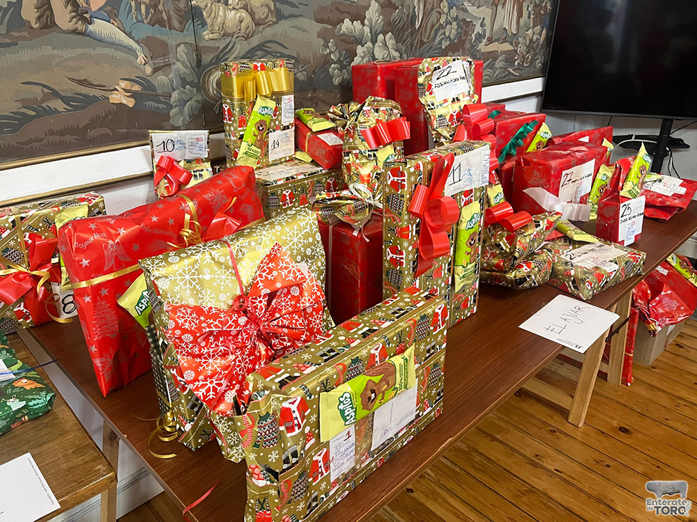 Papá Noel y sus ayudantes deslumbran a los más pequeños con una mágica acogida en el Ayuntamiento 14 Visita de Papa Noel 14