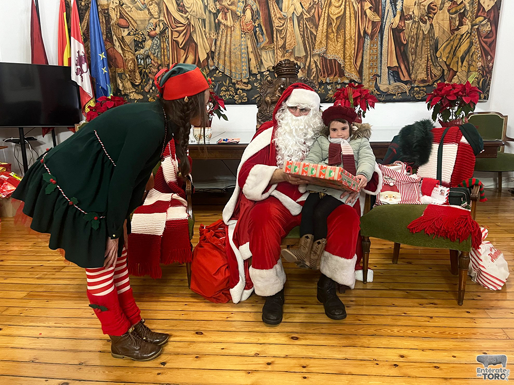 Papá Noel y sus ayudantes deslumbran a los más pequeños con una mágica acogida en el Ayuntamiento 15 Visita de Papa Noel 15