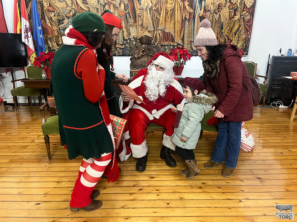 Papá Noel y sus ayudantes deslumbran a los más pequeños con una mágica acogida en el Ayuntamiento 16 Visita de Papa Noel 16