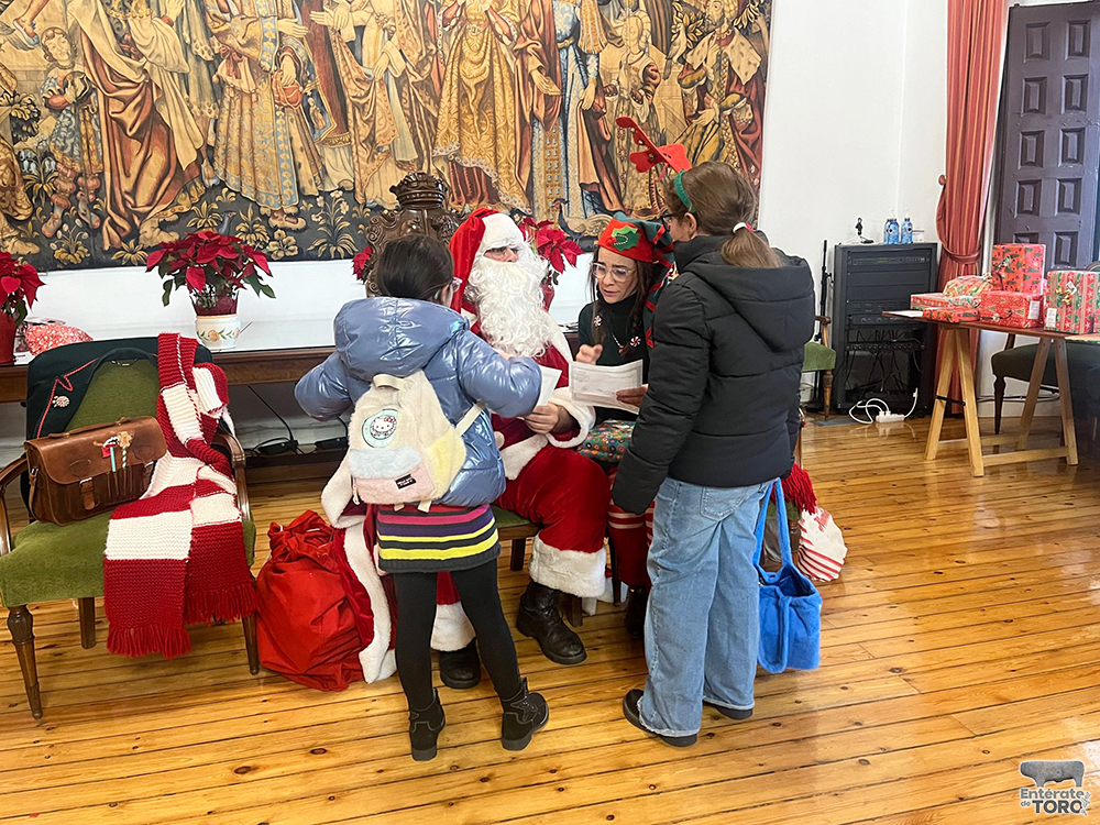 Papá Noel y sus ayudantes deslumbran a los más pequeños con una mágica acogida en el Ayuntamiento 2 Visita de Papa Noel 2
