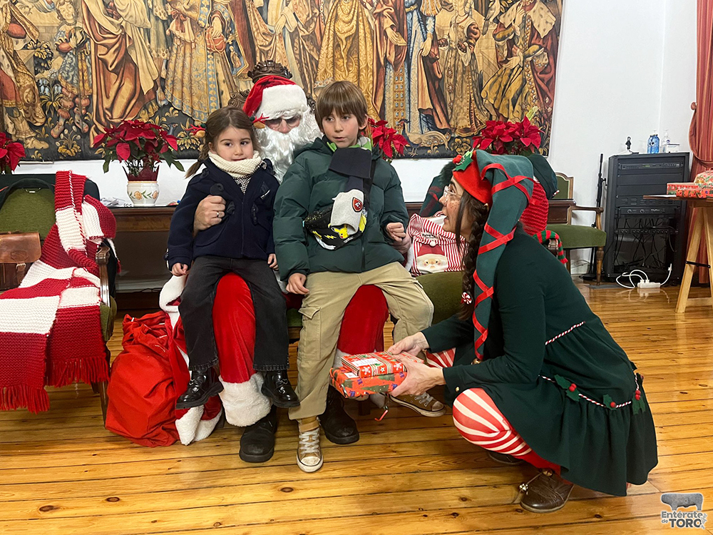 Papá Noel y sus ayudantes deslumbran a los más pequeños con una mágica acogida en el Ayuntamiento 20 Visita de Papa Noel 20