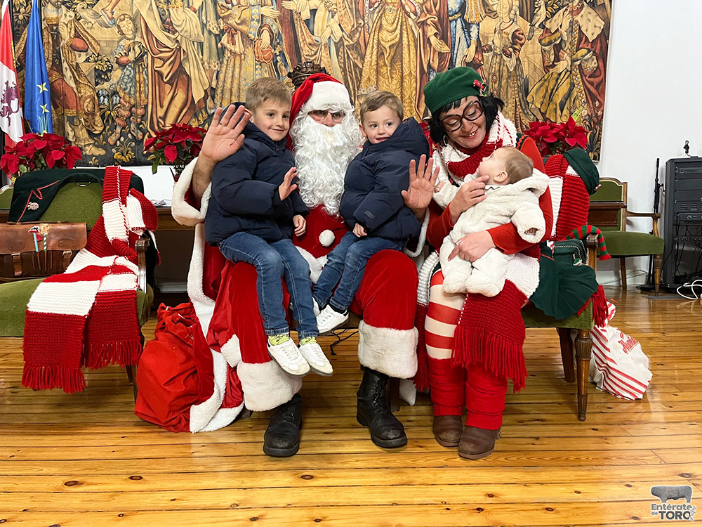Papá Noel y sus ayudantes deslumbran a los más pequeños con una mágica acogida en el Ayuntamiento 21 Visita de Papa Noel 21