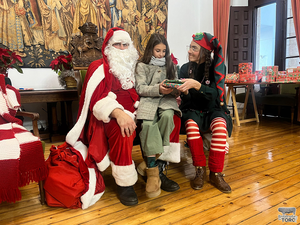 Papá Noel y sus ayudantes deslumbran a los más pequeños con una mágica acogida en el Ayuntamiento 22 Visita de Papa Noel 22