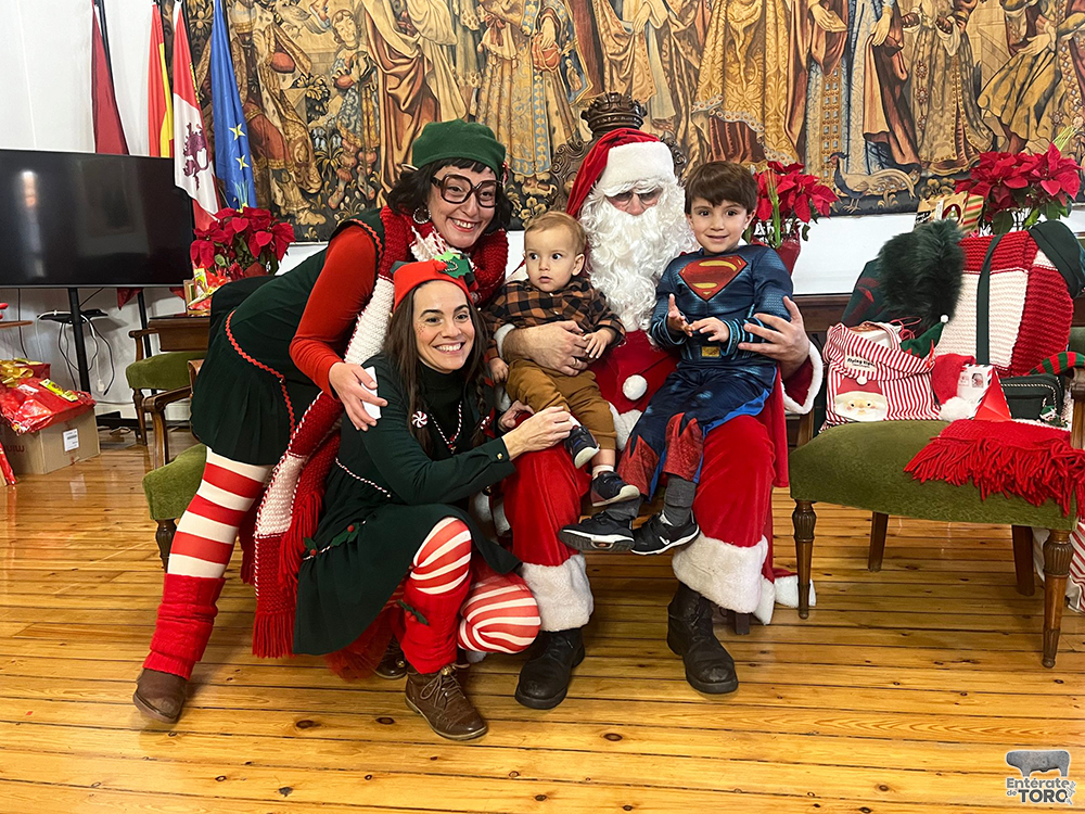 Papá Noel y sus ayudantes deslumbran a los más pequeños con una mágica acogida en el Ayuntamiento 4 Visita de Papa Noel 4