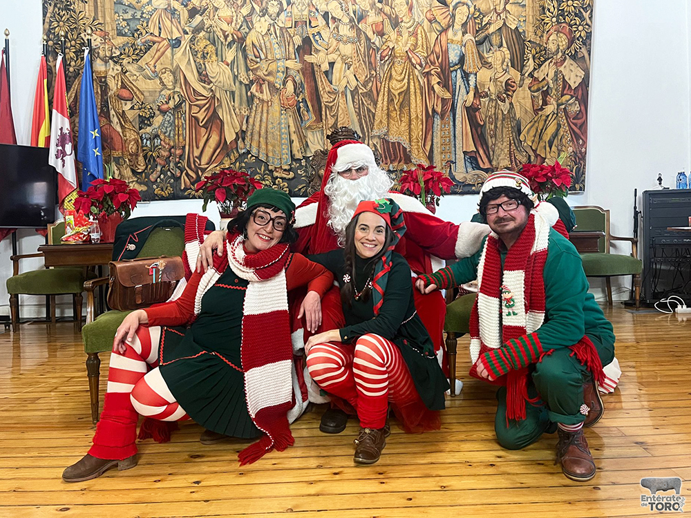 Papá Noel y sus ayudantes deslumbran a los más pequeños con una mágica acogida en el Ayuntamiento 6 Visita de Papa Noel 6