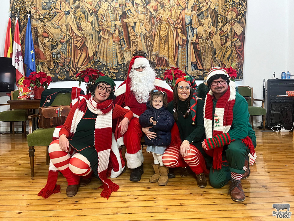 Papá Noel y sus ayudantes deslumbran a los más pequeños con una mágica acogida en el Ayuntamiento 7 Visita de Papa Noel 7