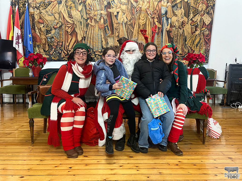 Papá Noel y sus ayudantes deslumbran a los más pequeños con una mágica acogida en el Ayuntamiento 8 Visita de Papa Noel 8