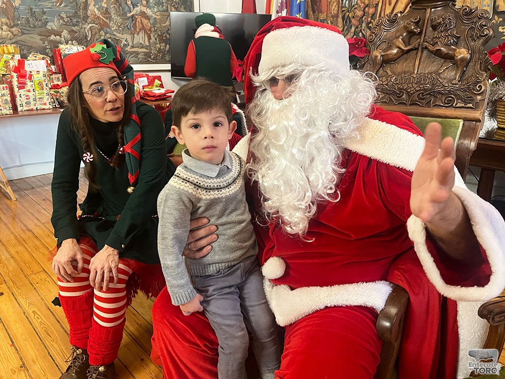 Papá Noel y sus ayudantes deslumbran a los más pequeños con una mágica acogida en el Ayuntamiento 9 Visita de Papa Noel 9