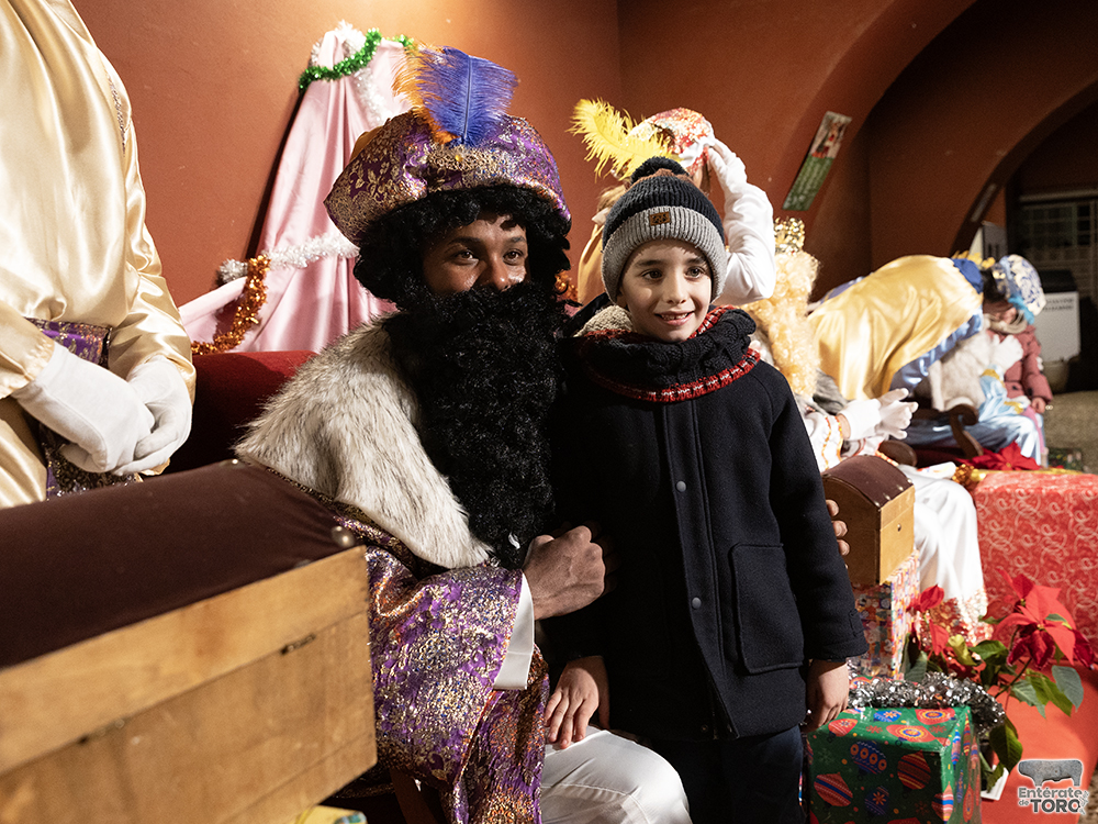 Los Reyes Magos recogen la llave mágica de la ciudad para entregar los regalos 32 Reyes Magos 32