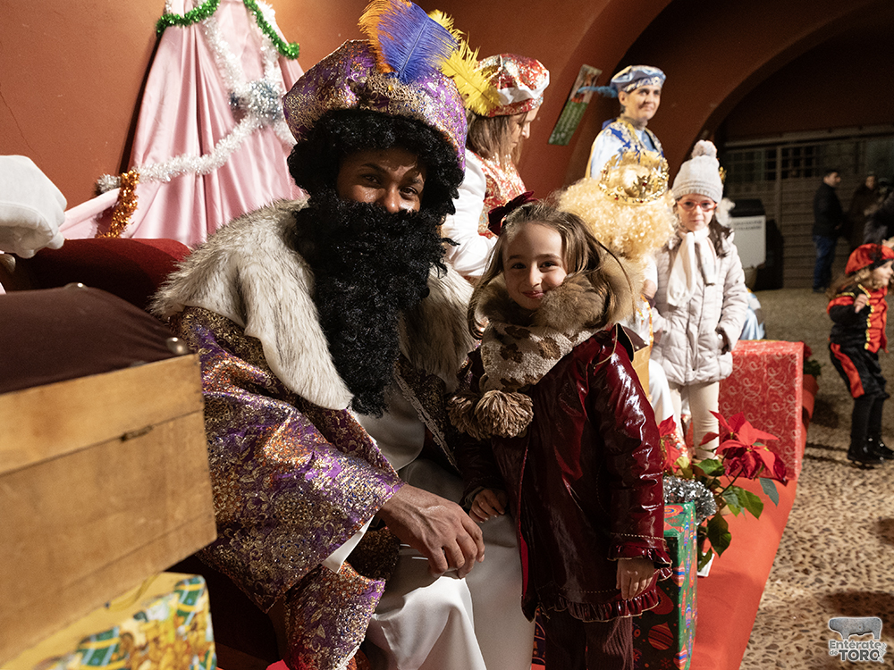 Los Reyes Magos recogen la llave mágica de la ciudad para entregar los regalos 37 Reyes Magos 37