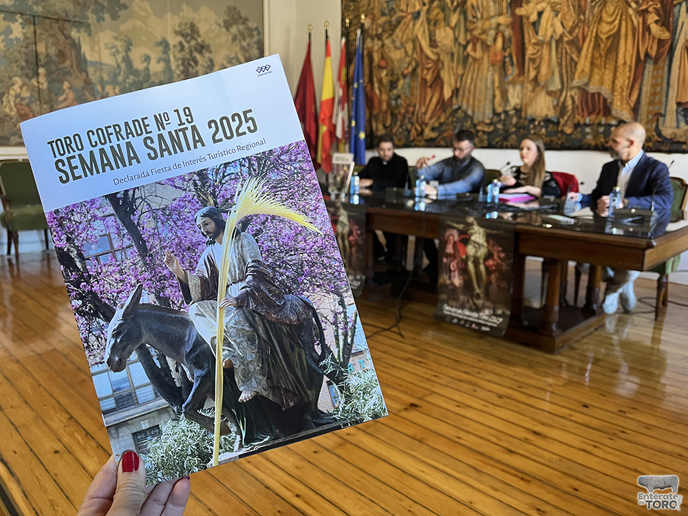 La revista anual Toro Cofrade disponible en la Oficina de Turismo 1 Toro Cofrade 1