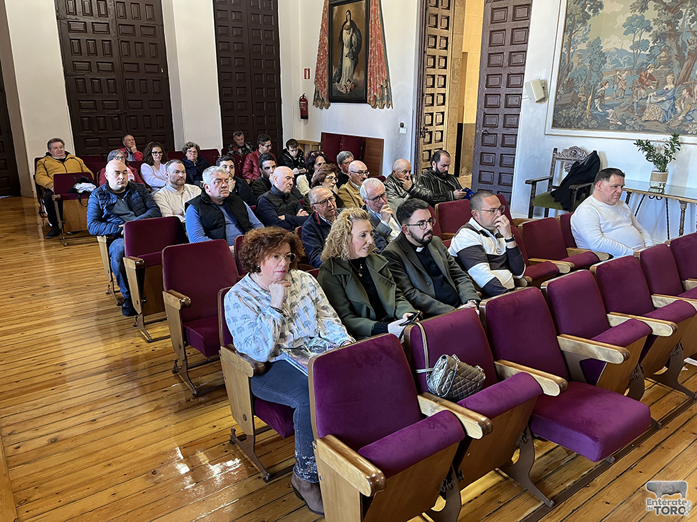 La revista anual Toro Cofrade disponible en la Oficina de Turismo 4 Toro Cofrade 4