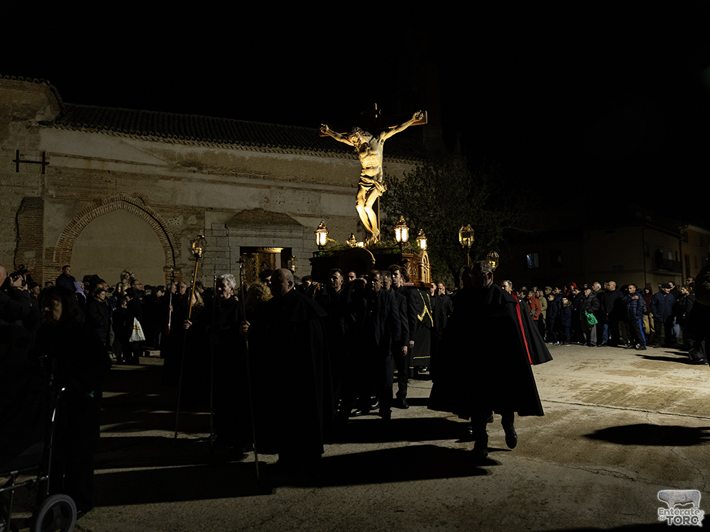 La esperada procesión del Santísimo Cristo del Amparo ilumina las calles tras la lluvia 11 Cristo del Amparo 11
