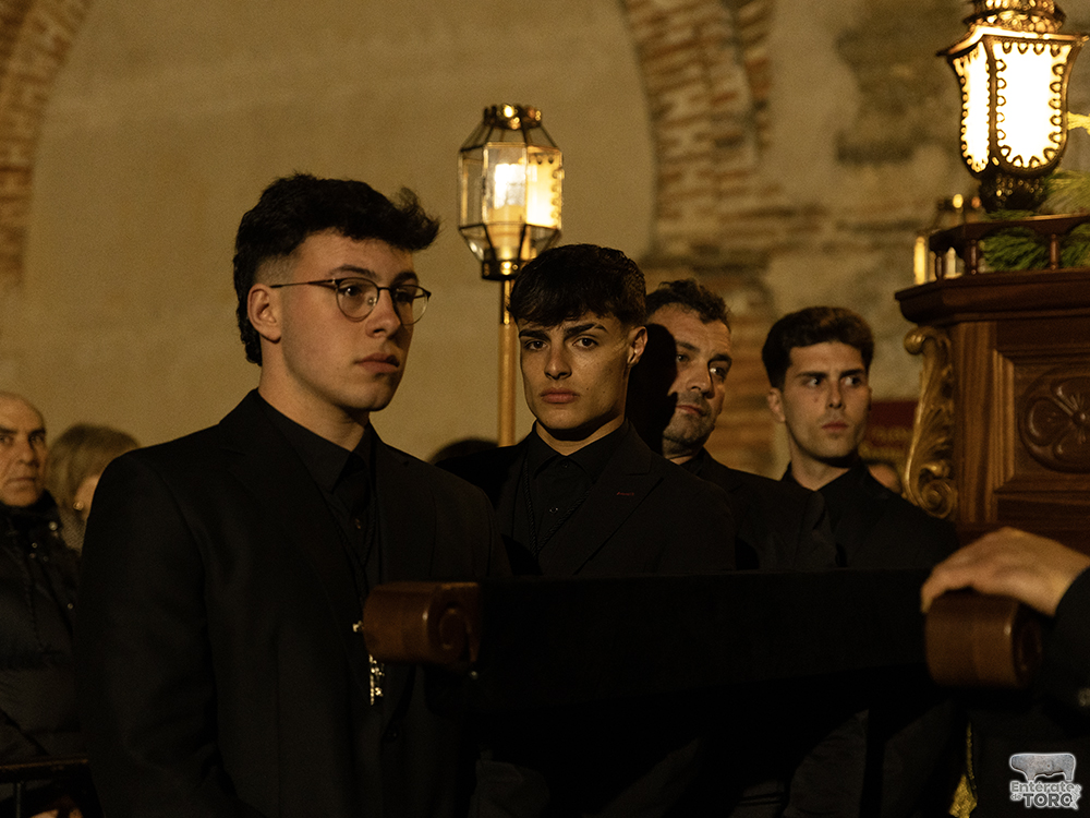 La esperada procesión del Santísimo Cristo del Amparo ilumina las calles tras la lluvia 12 Cristo del Amparo 12
