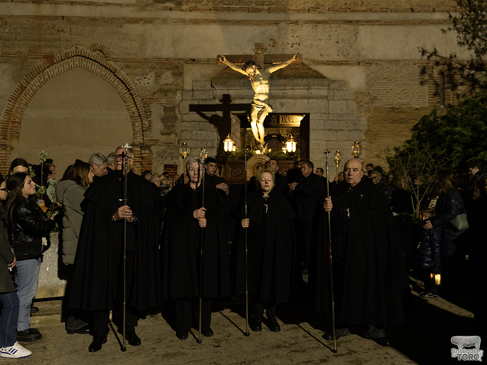 La esperada procesión del Santísimo Cristo del Amparo ilumina las calles tras la lluvia 14 Cristo del Amparo 14