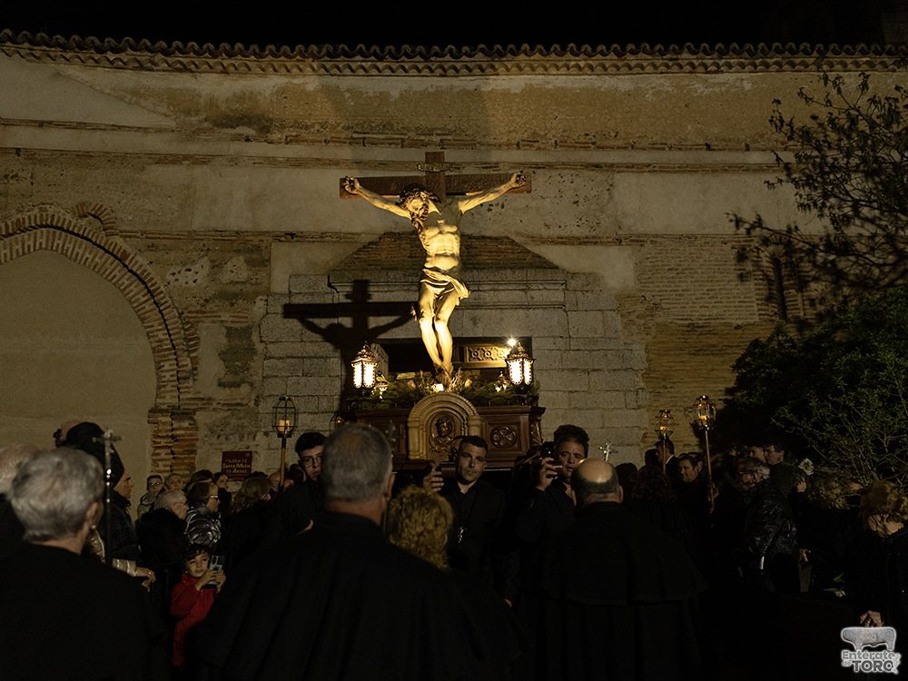 La esperada procesión del Santísimo Cristo del Amparo ilumina las calles tras la lluvia 16 Cristo del Amparo 16