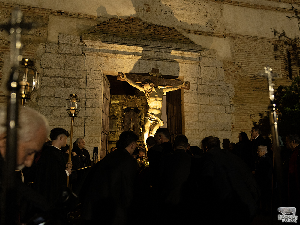 La esperada procesión del Santísimo Cristo del Amparo ilumina las calles tras la lluvia 17 Cristo del Amparo 17