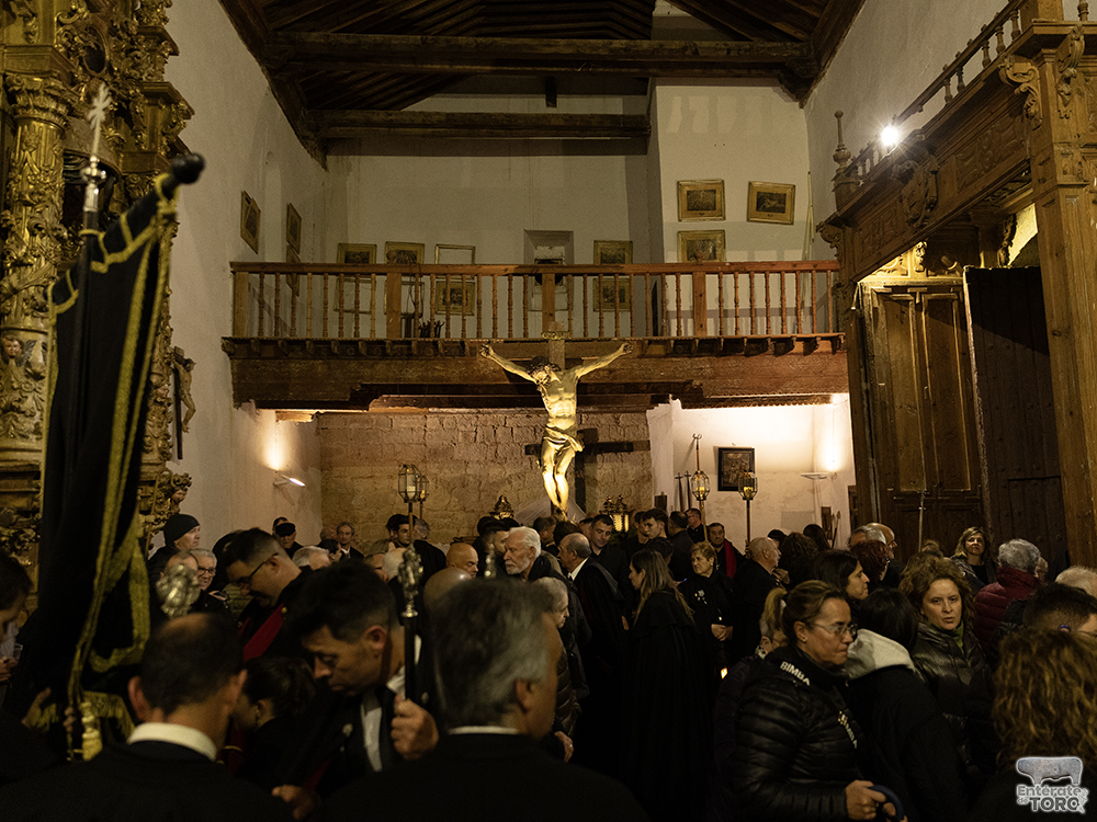 La esperada procesión del Santísimo Cristo del Amparo ilumina las calles tras la lluvia 20 Cristo del Amparo 20