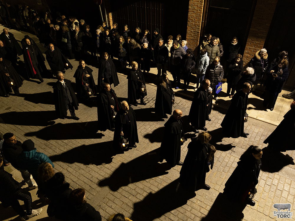 La esperada procesión del Santísimo Cristo del Amparo ilumina las calles tras la lluvia 5 Cristo del Amparo 5