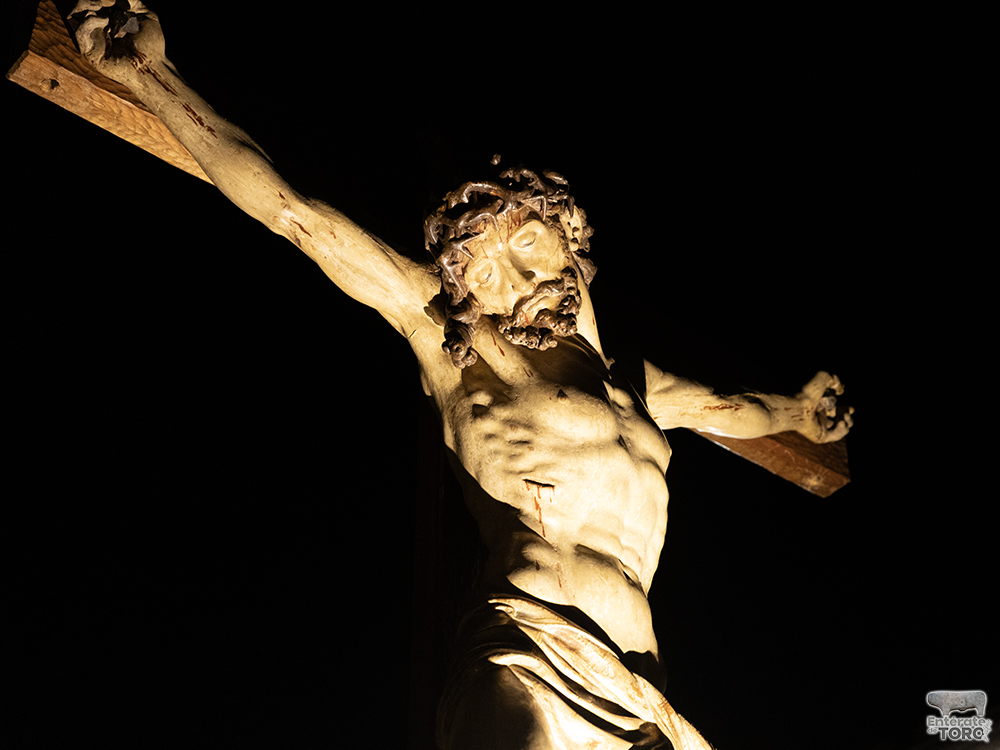 La esperada procesión del Santísimo Cristo del Amparo ilumina las calles tras la lluvia 7 Cristo del Amparo 7